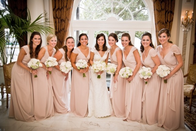 nahé dlhé šaty pre družičku rovnajúce sa rukávom nahé-farby-dlhé-družičkové-šaty-rovnaké rukávy