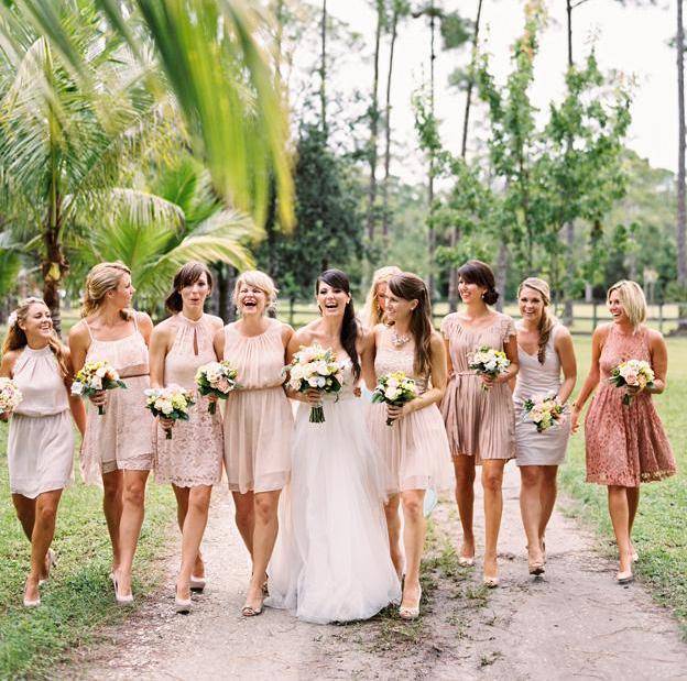 nahá družička oblieka rôzne modely ako nuansu akt-družička-šaty-rôzne-modely-jedna-nuansa