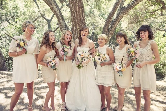 nahá družička šaty krátke modely rôznych štýlov nahé-družičkové-šaty-krátke-rôzne-štýly-modelky