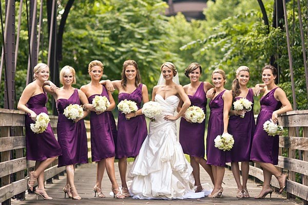 hroznovo purpurové saténové šaty družičky na jedno rameno purpurovo-hroznovo-purpurovo-saténové šaty-družičky-jedno rameno