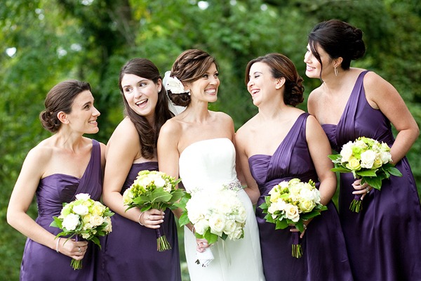 fialové tmavé saténové šaty pre družičku na jedno rameno purpurovo-tmavo-saténové-šaty na jednu družičku-družičky