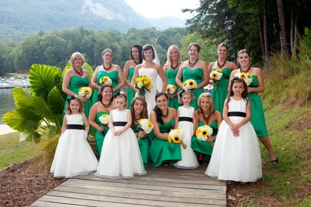 smaragdovo zelená nuansa družička sa oblieka z ramena slnečnicových pštrosov zeleno-smaragdovo-zelene-nuansy-družička šaty-off rameno-slnečnica-kytice