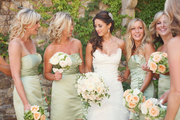 pastelovo zelené šaty pre družičku s vysokým pásom mimo ramien, tvar srdca, skladaná oblasť hrudníka zelené-pastelové-zelené-družičkové-šaty-vysoký-pás-mimo-ramena-tvar-srdca-záhyby-oblasť hrudníka