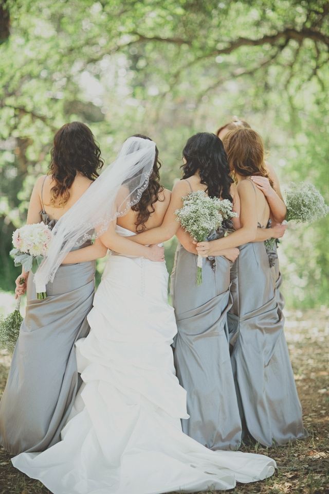 sivá družička šaty hodvábna taftová gipsofila kytica po zem sivé družičky-šaty-po zem-hodvábna taft-gypsophila-kytica