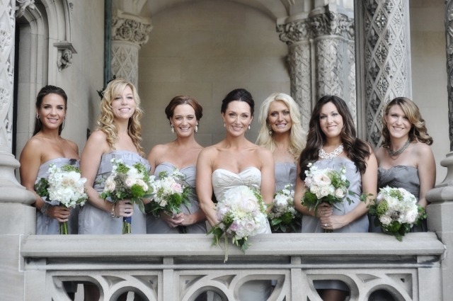 sivé šaty pre družičku strieborné akcenty biele kytice sivá družička-šaty-strieborné-akcenty-biela-kytica