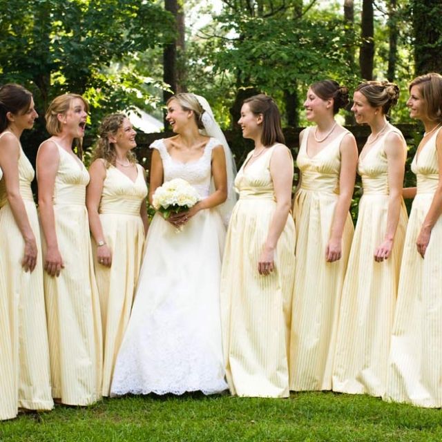 žlté šaty pre družičku dlhé jednoduchý model véčkového výstrihu žlto-družičkové-šaty-dlhé-jednoduchý-model-v-výstrihu