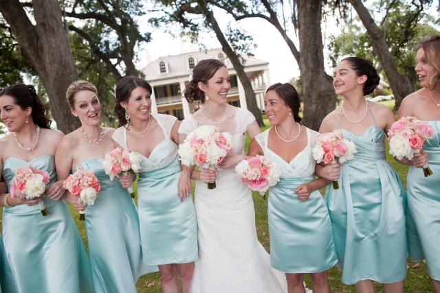 svetlo modrá družička šaty saténové čipky hore alebo mimo rameno modré-družičkové-šaty-saténové-čipkované-hore-alebo-bez ramienok