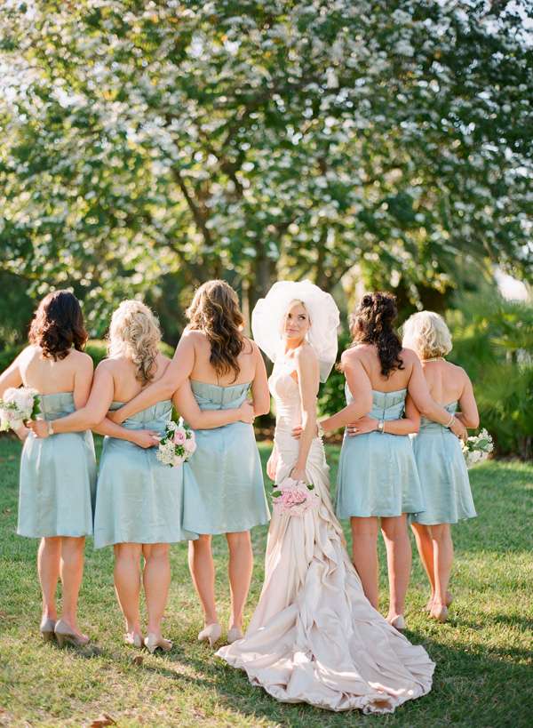 pastelovo modré krátke spoločenské šaty z koktejlových šiat cez rameno modro-pastelové-krátke-družičkové-šaty-koktejlové-šaty