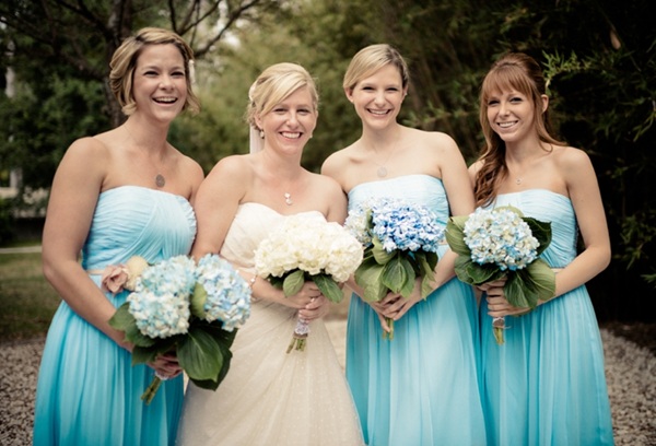 svetlo modrá družička sa oblieka z kytice hortenzie na pleci svetlo-modré-družičkové-šaty-mimo-ramena-kytice-hortenzie