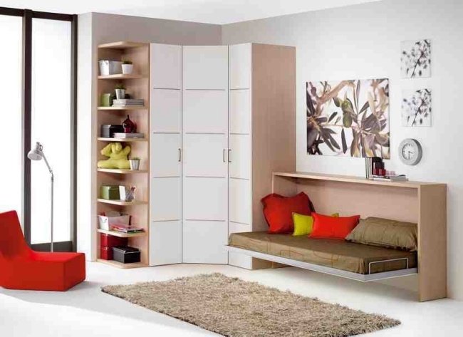 malá mládežnícka izba chlapec skladacia posteľ rohová skriňa