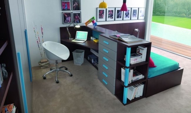 chlapec izba tyrkysovo modrá pracovné rohové fotografie