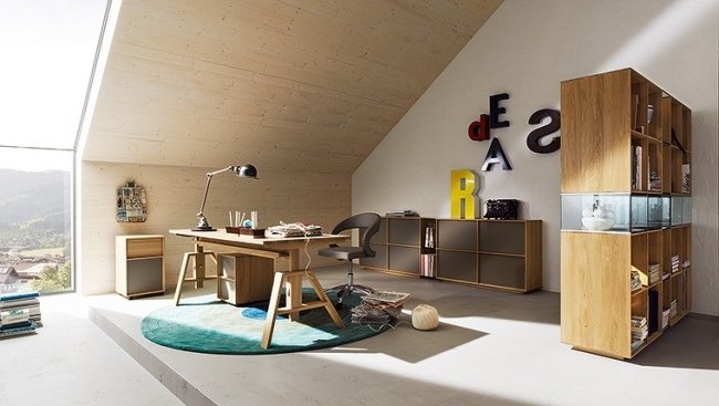 nápady izba pre mladých chlapec šikmá strecha drevený nábytok