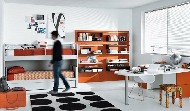 nápady pre miestnosť pre mládež oranžovo biele podkrovné postele nástenné police