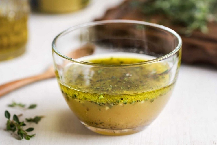 Vinaigrette je nestabilná emulzia vyrobená z octu a oleja
