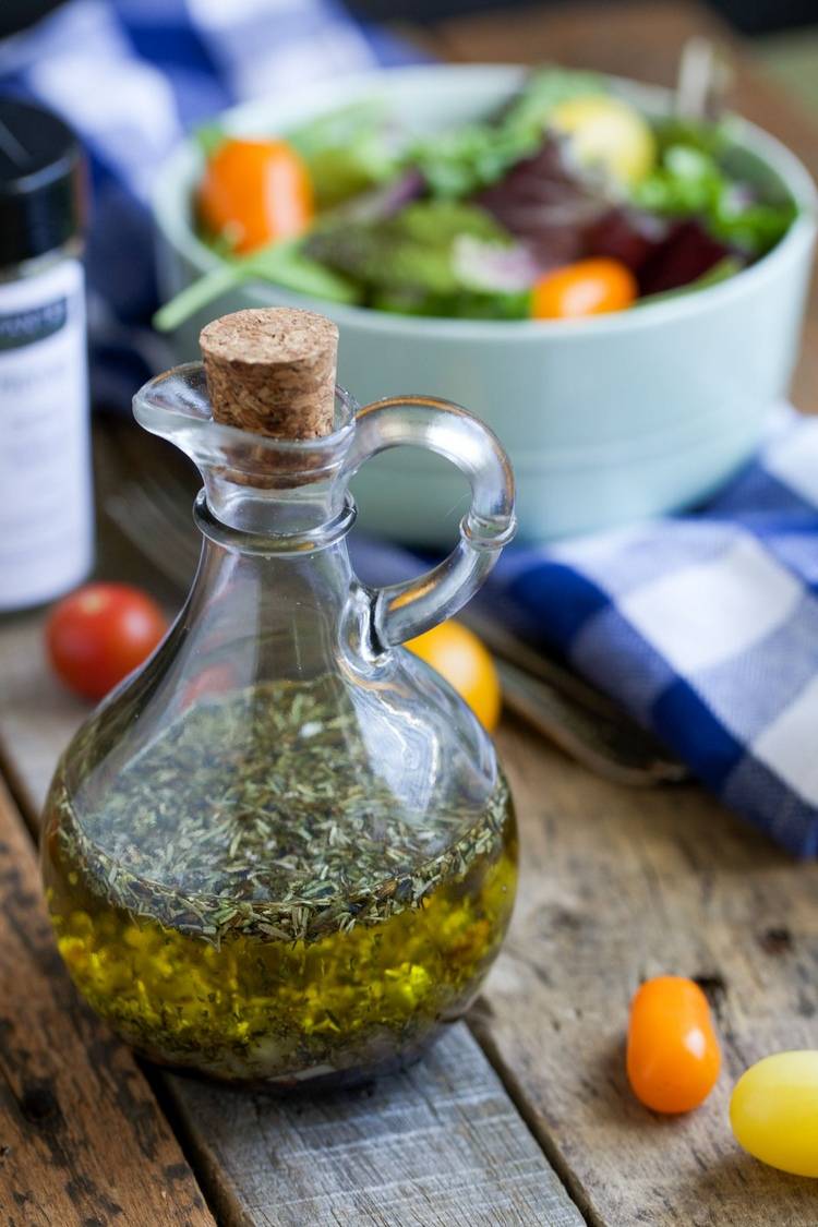 francúzska vinaigretta vyrobená z provensálskych byliniek
