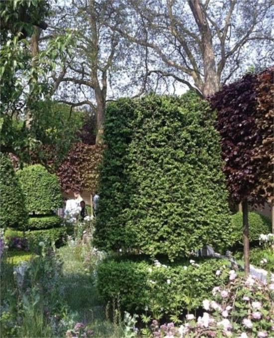 kríky tvarujú záhradný dizajn z hnutia umenia a remesiel