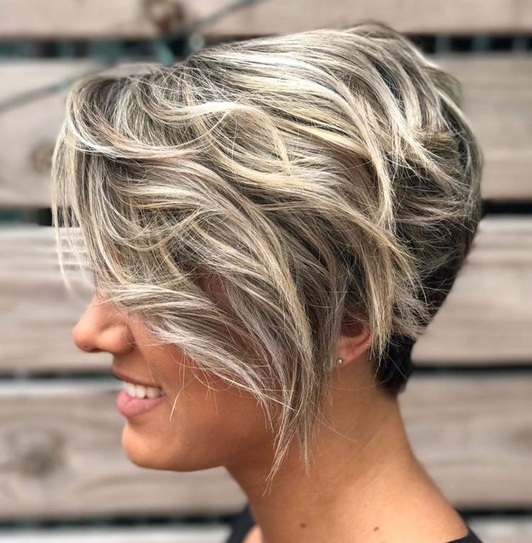 Pixie strih s blond melírom