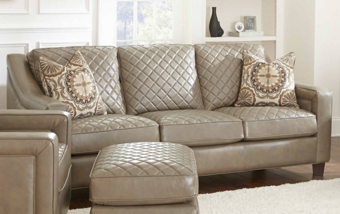 Pohovka Wellington Steva Silvera ako zvýraznenie obývačky Strieborná pohovka Wellington-obývacia izba-dekor-vankúš-prešívaný-poťah