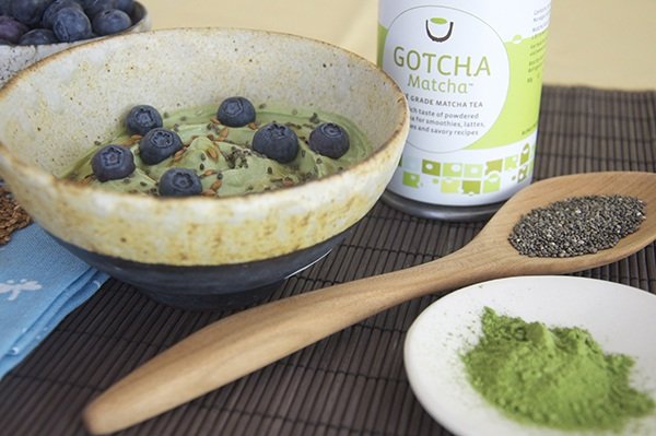 zdravé raňajky - prášok matcha, jogurt a čučoriedky recepty matcha raňajky-jogurt-bobule-chia