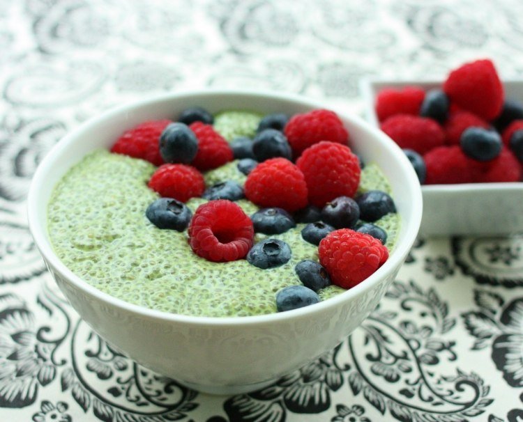 Recept na Matcha Chia s receptom na bobule matcha-chia-puding-bobule-zdravé-raňajky