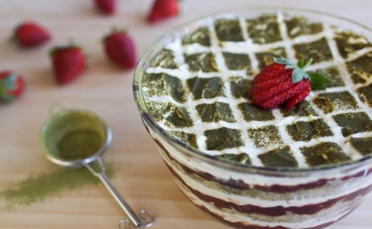 Pripravte si recept na Matcha Tiramisu jahodový pohár matcha tiramisu