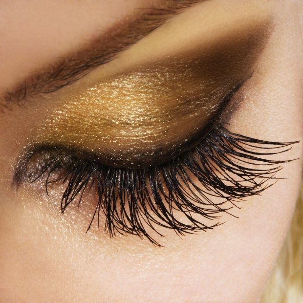 Maskara čierne oči make-up horné viečko hnedý očný tieň