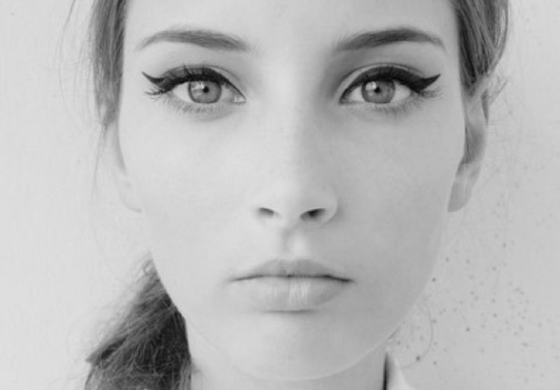 čierne očné linky nakreslite tipy a triky na zimné líčenie