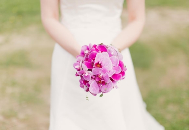 Nápady na moderné svadobné kytice fialové orchidey okrúhle jednoduché