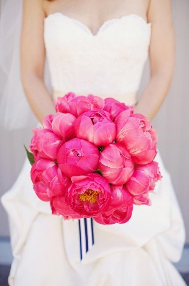 Pivoňky kytice nápady moderná sférická svadobná móda 2014