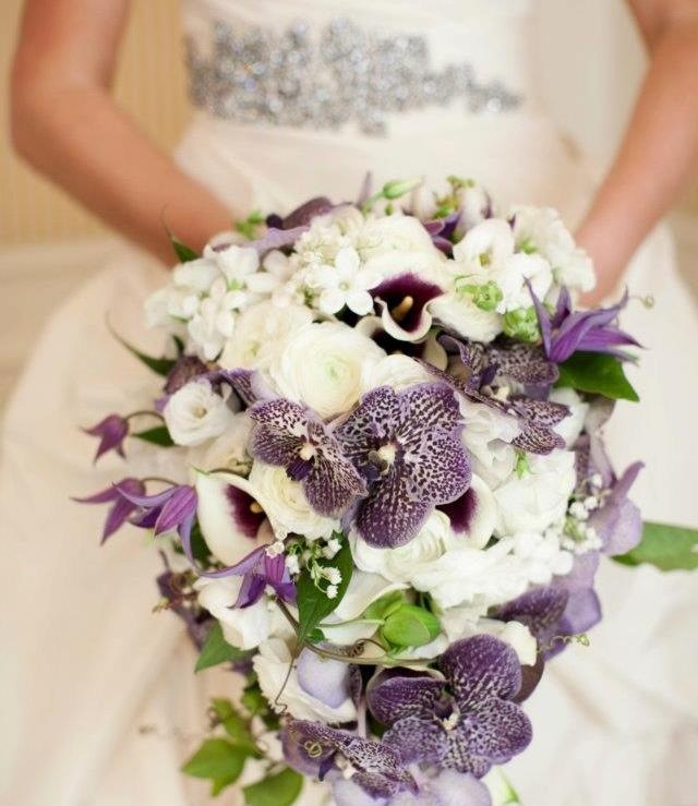 prepracovaná svadobná kytica orchidey svadobné šaty ozdobné kamene šperky luxusné