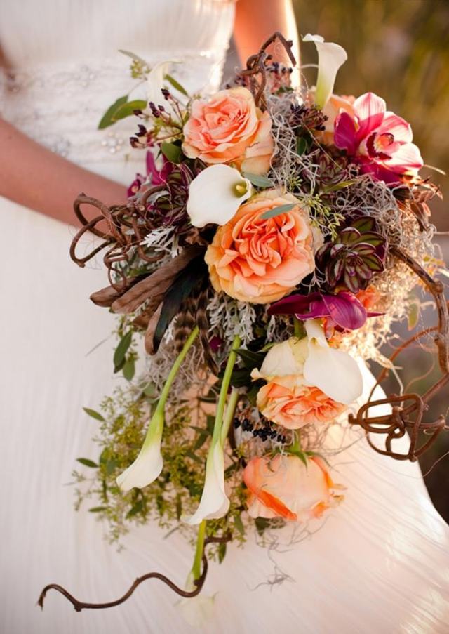 Nápady na efektnú svadobnú kyticu divoké kvety kala ruže konáre listy