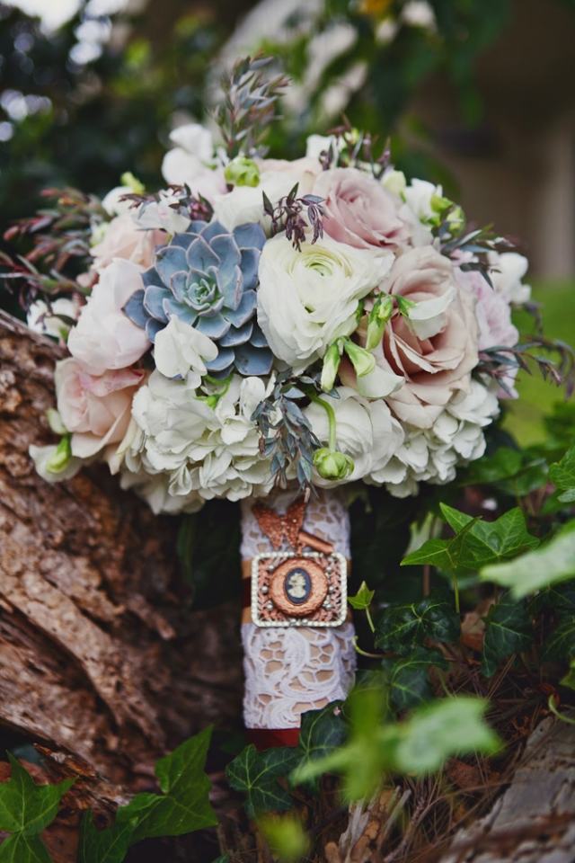 Kvety vo svadobnej kytici s dlhými stonkami zdobené ako motýľová rúčka