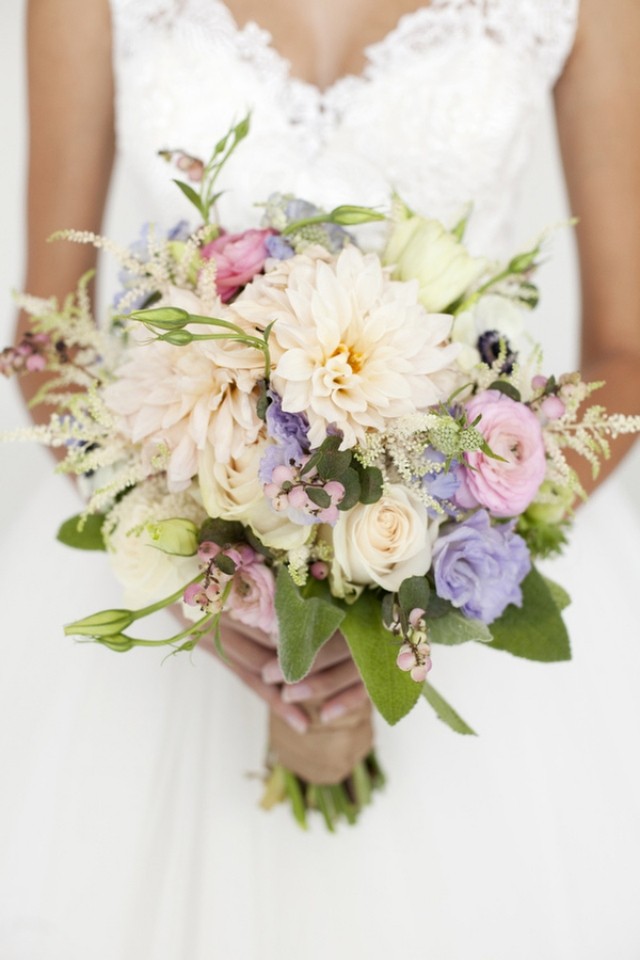 moderné-svadobné-kytice-jarné kvety-očarujúci-vzhľad-pred-oltárom