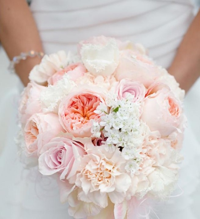 Kytica vôní na svadbu okolo tesne spojených malých kvetov broskyňovej farby