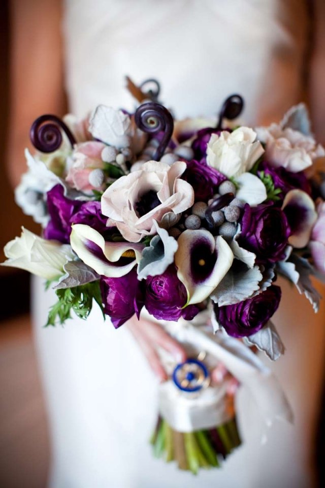 Vyberte-extravagantné-svadobné-kytice-nápady-purpurovo-biele-farby-kvety-v závislosti od sezóny