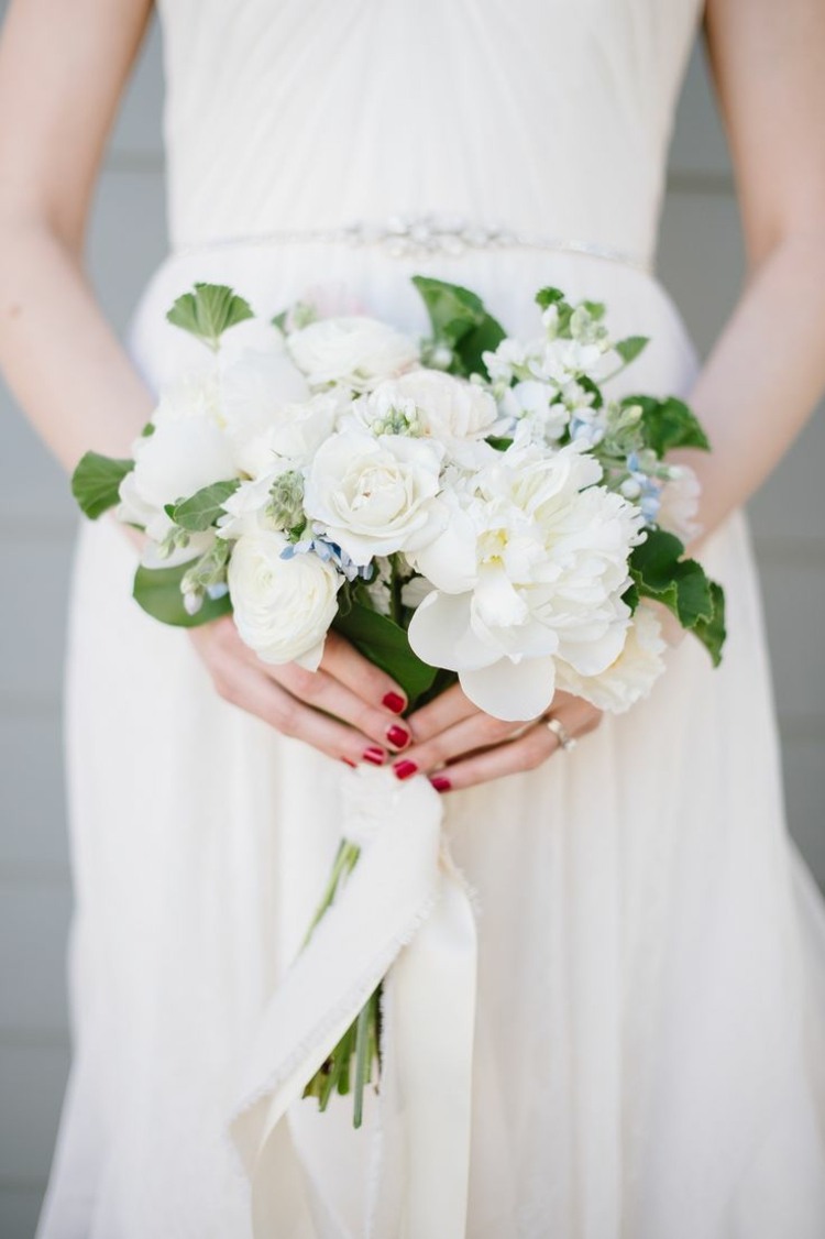 svadobná kytica opasok zo svadobných šiat bielych kvetov-mašle