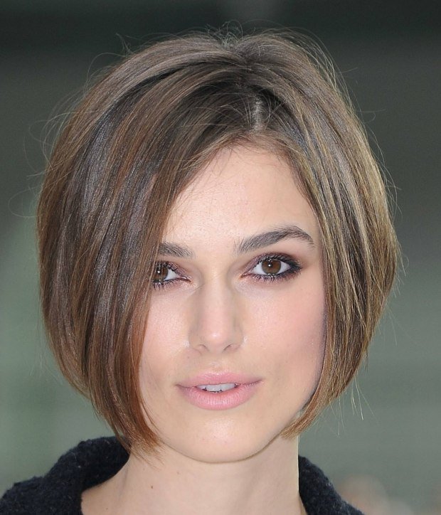 rovný strih a rovné vlasy - keira knightley Účesy Bob vpredu, dlhé pramene vzadu, kratšie