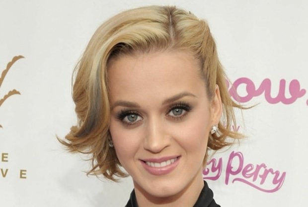 krátke bobové účesy hviezd - Katy Perry blond vlasy účes kučery Katy Perry Stars pramene modrá