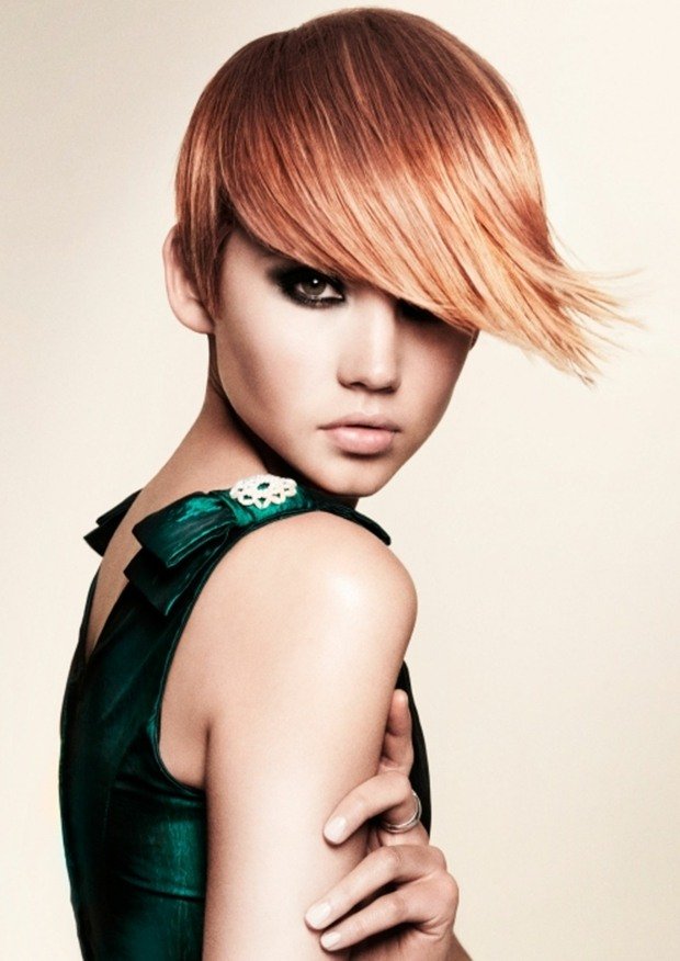 Pixie strih pre dlhú tvár a pramene ružových vlasov krátke bob väzenia ružové pramene blond vlasy ponny styling