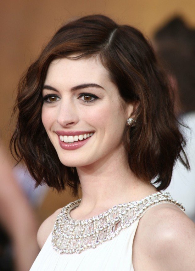 hravá a romantická - Anne Hathaway Leto 2014 Bob Účesy Vlny Nápady na štýl Hviezdy Anne Hattaway
