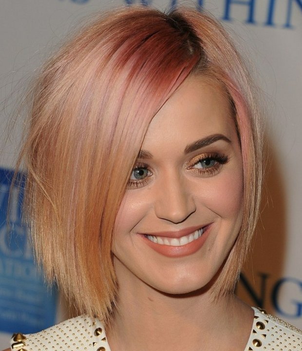 ružové pramene blond vlasy krátke účesy bočné lúčenie blond vlasy krátke účesy bočné lúčenie Katy Perry