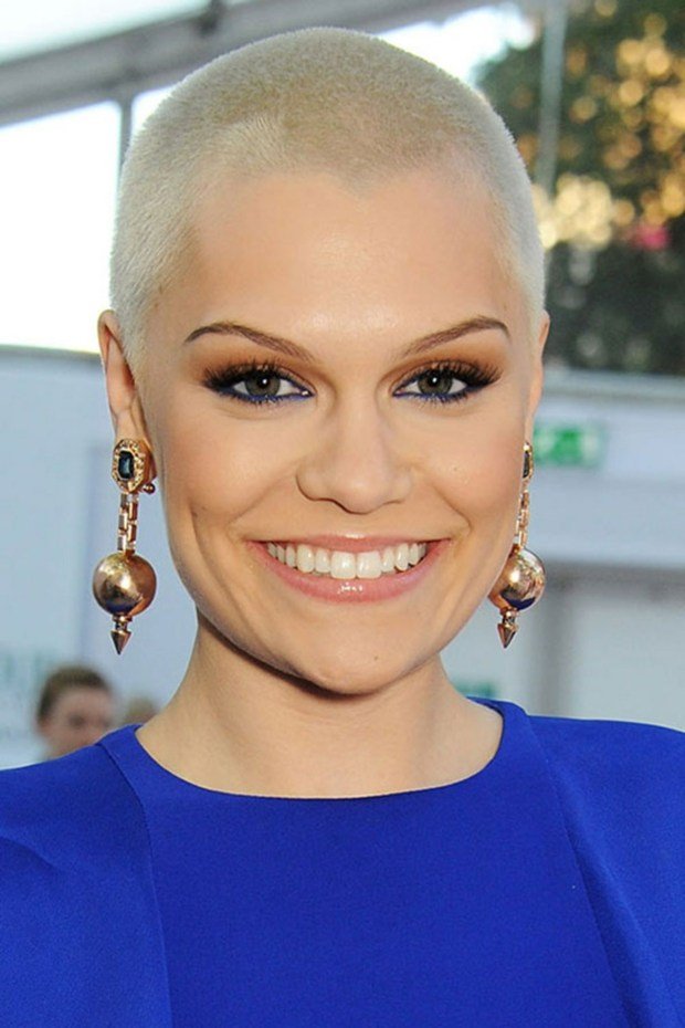 oholil ženy krátke účesy s blond vlasmi Oholené krátke blond účesy ženy trendy 2014