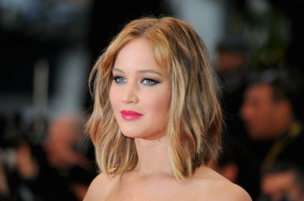 stredne dlhé pramene vlasov blond hnedé Pramene blond hnedých vlasov Jennifer Lawrence Bob