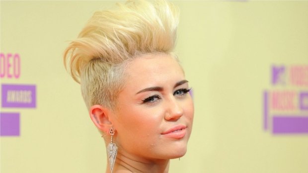 Podrezané účesy žien s blond vlasmi Účesy ženy blond vlasy Miley Cirus