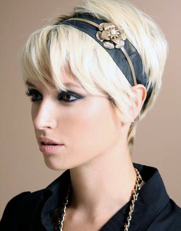 krátke dámske účesy vlasy-blond vlasové doplnky Dámske účesy-vlasy blond vlasové doplnky stuha kvet