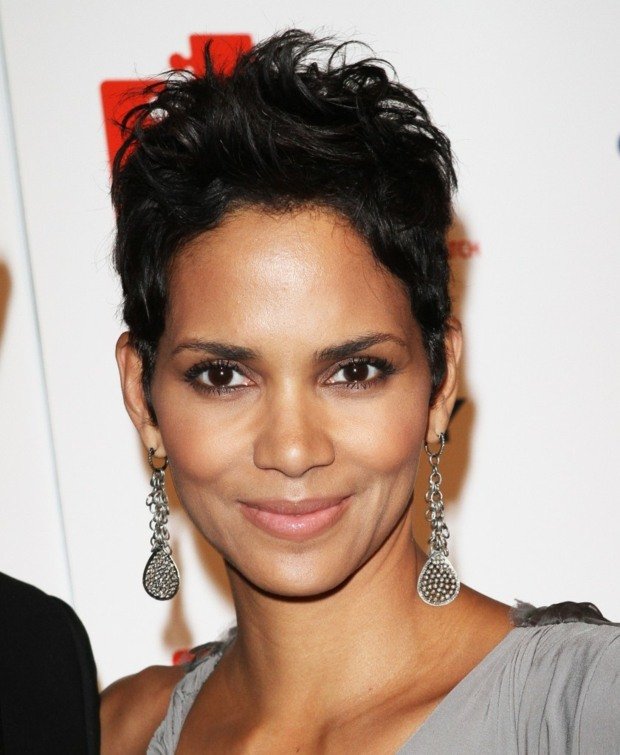 Krátke účesy sa kučery na vrchole stylingových hviezd Kučery na vrchole stylingových hviezd Halle Berry