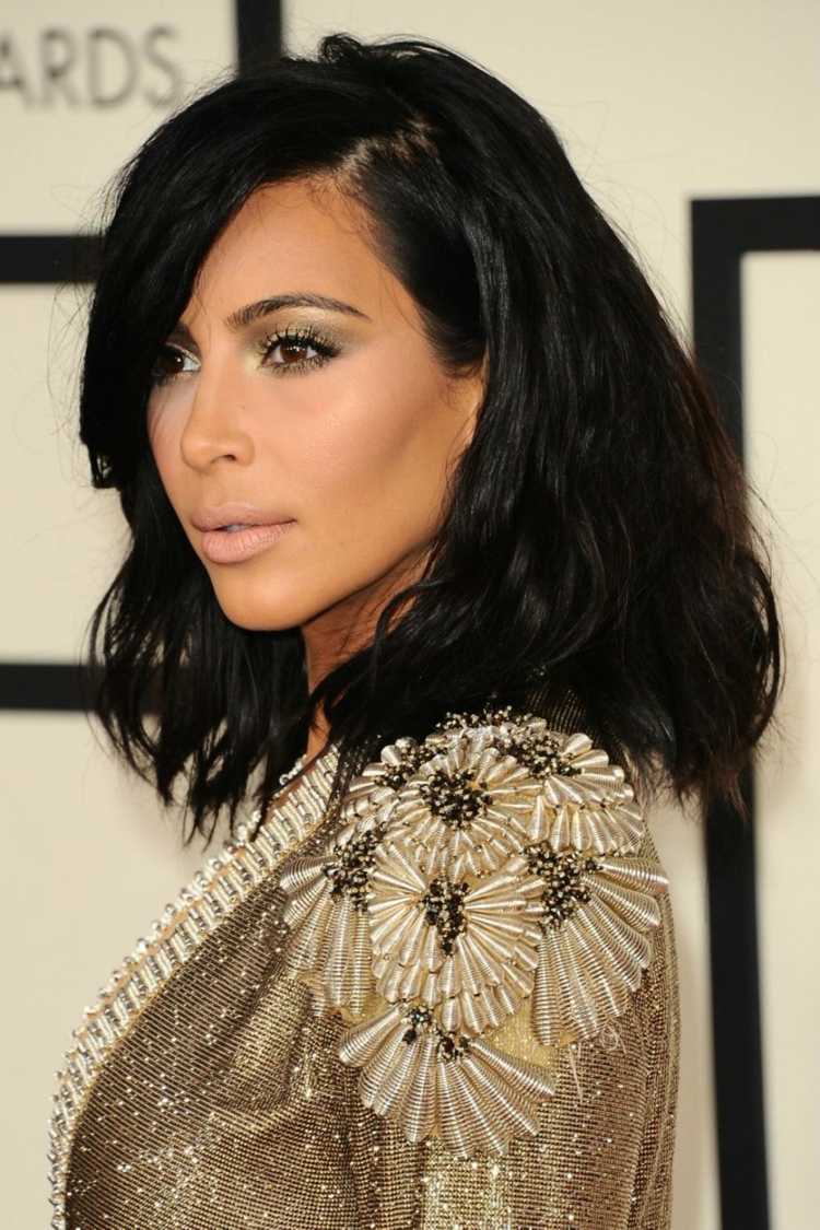 Dámsky účes od Kim Kardashian krátke účesy-pre-ženy-kim-kardashian-stredne-dlhá-vlna-nápad