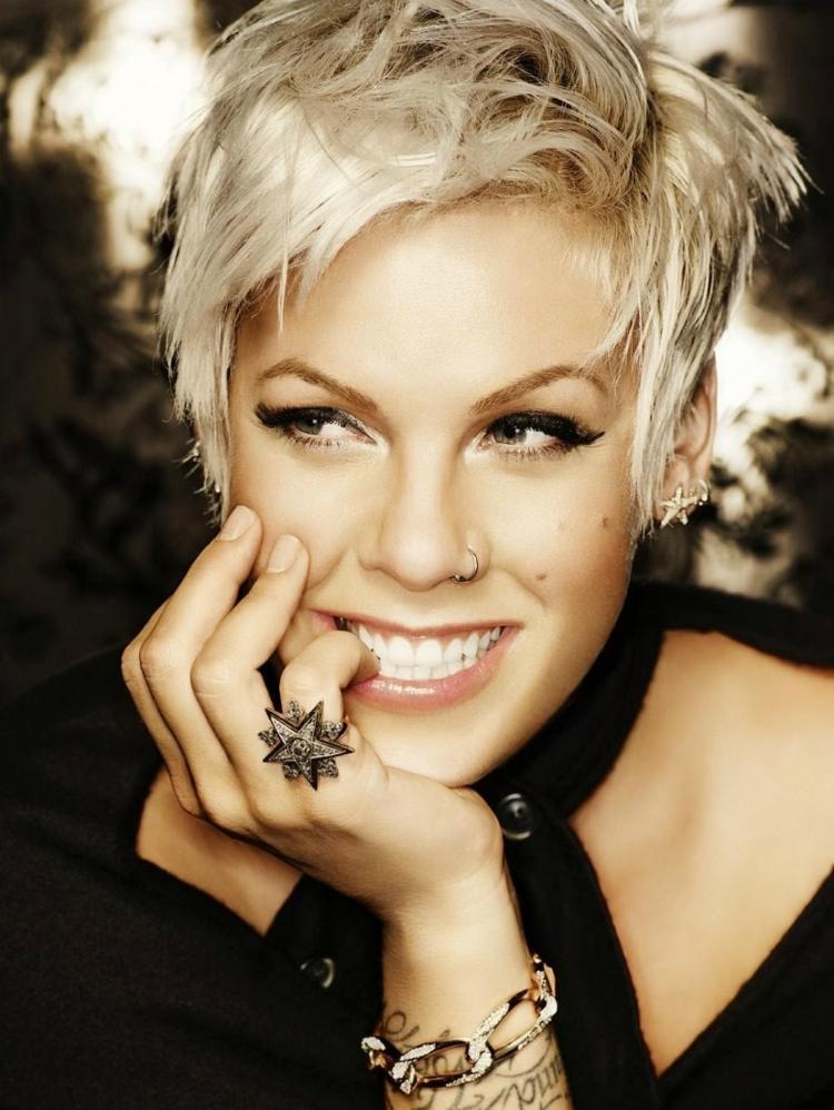 Živý dámsky účes Pink krátke účesy-pre-ženy-ružovo-blond-bočné lúčenie-dymové oko