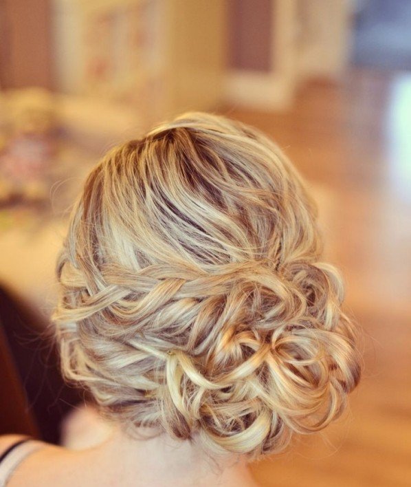 Úseky vlasových uzlov krútia-krútia-uvoľnené updo