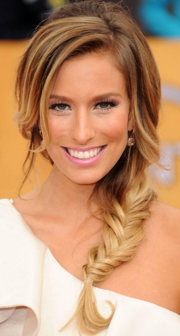 Úpletové účesy-veľký efekt-padajúce cez rameno-ležérny prameň